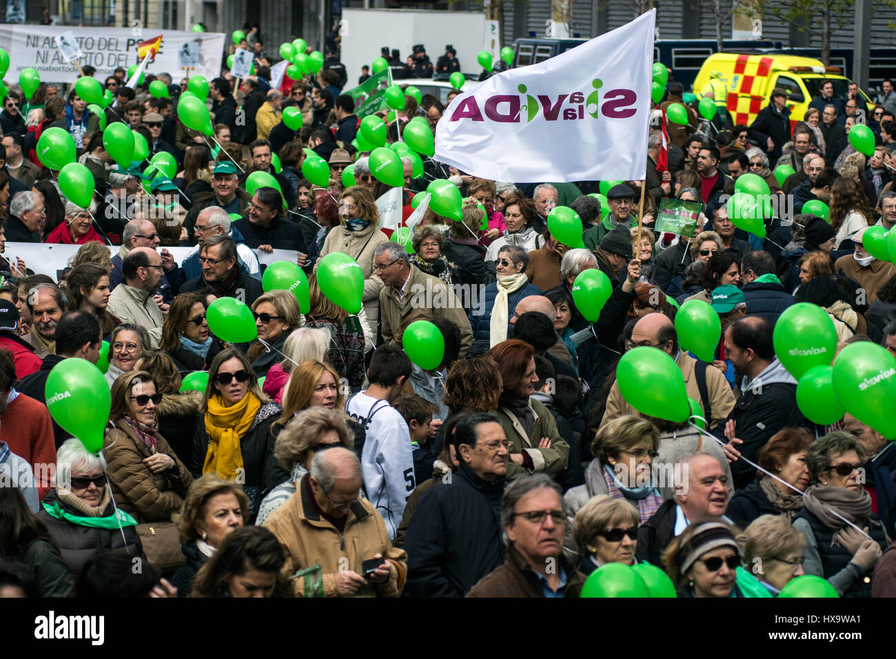 Madrid, España. 26 de marzo, 2017. Las personas que protestaban contra el aborto durante el Día Internacional de la vida de Crédito: Marcos del mazo/Alamy Live News Foto de stock