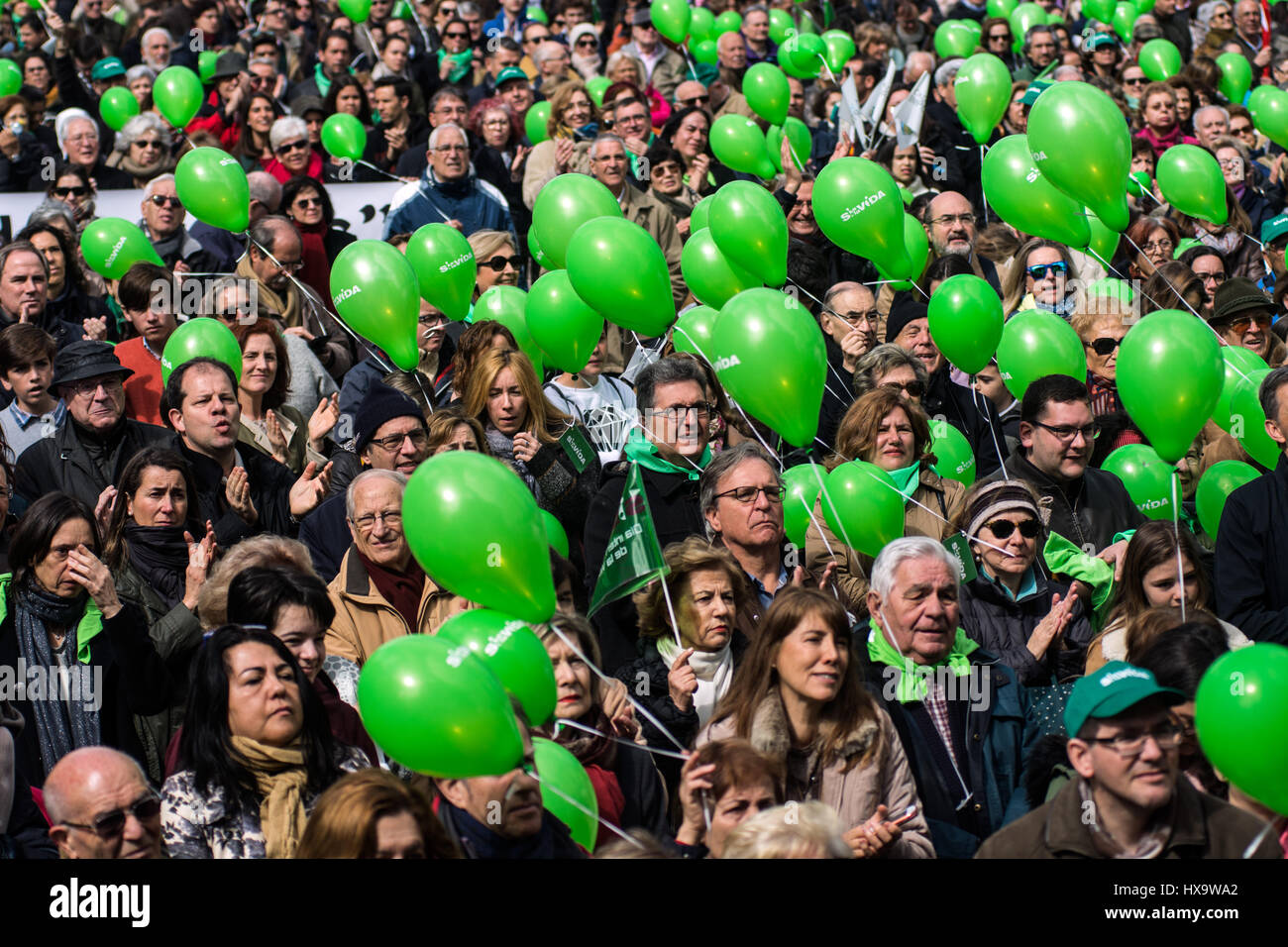 Madrid, España. 26 de marzo, 2017. Las personas que protestaban contra el aborto durante el Día Internacional de la vida de Crédito: Marcos del mazo/Alamy Live News Foto de stock