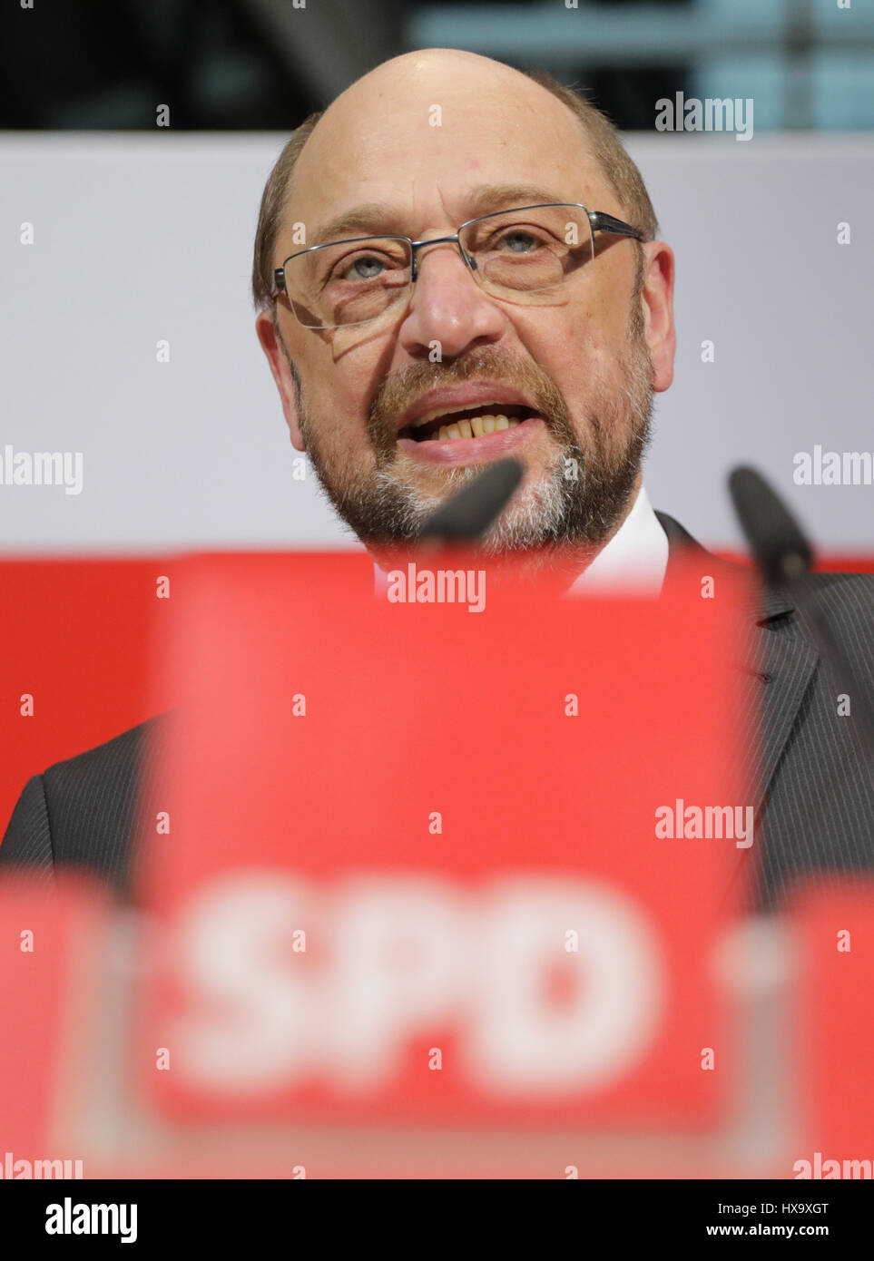 Berlín, Alemania. 26 Mar, 2017. Martin Schulz, presidente y el canciller candidato del Partido Social Demócrata de Alemania (SPD), ofrece comentarios tras las elecciones del estado de Saarland, en Berlín, Alemania, el 26 de marzo de 2017. Foto: Kay Nietfeld/dpa/Alamy Live News Foto de stock