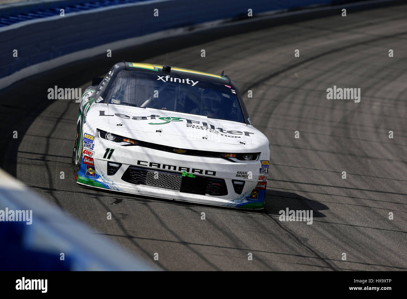 Fontana, California, Estados Unidos. 25 Mar, 2017. Marzo 25, 2017 - Fontana, California, EE.UU.: Blake Koch (11) las batallas por la posición durante la serie NASCAR Xfinity NXS 300 en Auto Club Speedway en Fontana, California. Crédito: Justin R. Noe Inc Asp/Asp/Zuma alambre/Alamy Live News Foto de stock