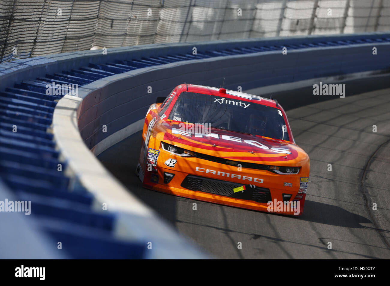 Fontana, California, Estados Unidos. 25 Mar, 2017. Marzo 25, 2017 - Fontana, California, EE.UU.: Kyle Larson (42) las batallas por la posición durante la serie NASCAR Xfinity NXS 300 en Auto Club Speedway en Fontana, California. Crédito: Justin R. Noe Inc Asp/Asp/Zuma alambre/Alamy Live News Foto de stock