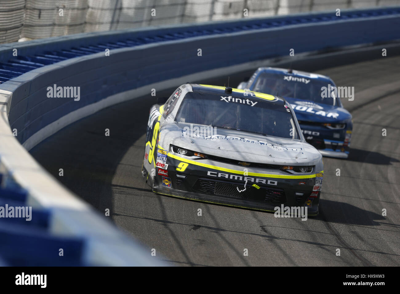 Fontana, California, Estados Unidos. 25 Mar, 2017. Marzo 25, 2017 - Fontana, California, EE.UU.: William Byron (9) las batallas por la posición durante la serie NASCAR Xfinity NXS 300 en Auto Club Speedway en Fontana, California. Crédito: Justin R. Noe Inc Asp/Asp/Zuma alambre/Alamy Live News Foto de stock
