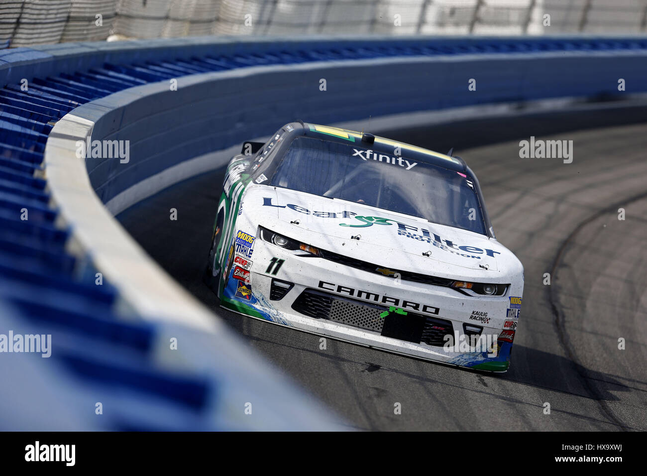 Fontana, California, Estados Unidos. 25 Mar, 2017. Marzo 25, 2017 - Fontana, California, EE.UU.: Blake Koch (11) las batallas por la posición durante la serie NASCAR Xfinity NXS 300 en Auto Club Speedway en Fontana, California. Crédito: Justin R. Noe Inc Asp/Asp/Zuma alambre/Alamy Live News Foto de stock