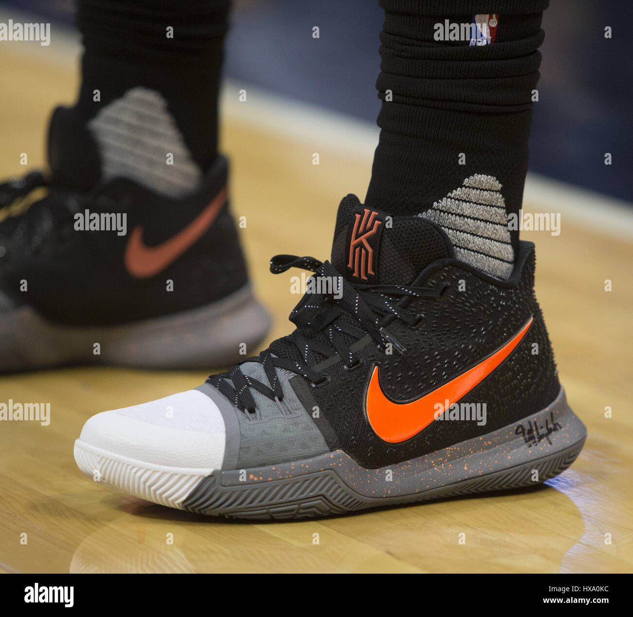 Denver, Colorado, Estados Unidos. 22 Mar, 2017. Cavaliers KYRIE IRVING  muestra sus zapatos durante los warm-ups antes del inicio de la 2ª. La  mitad en el Pepsi Center miércoles noche. Los Nuggets