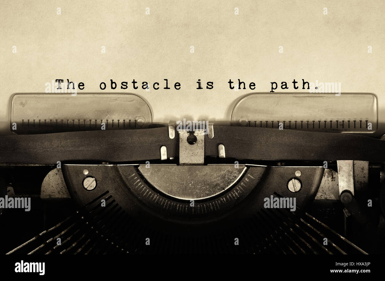 Citas de inspiración el obstáculo es la ruta palabras mecanografiadas en vintage typewriter Foto de stock