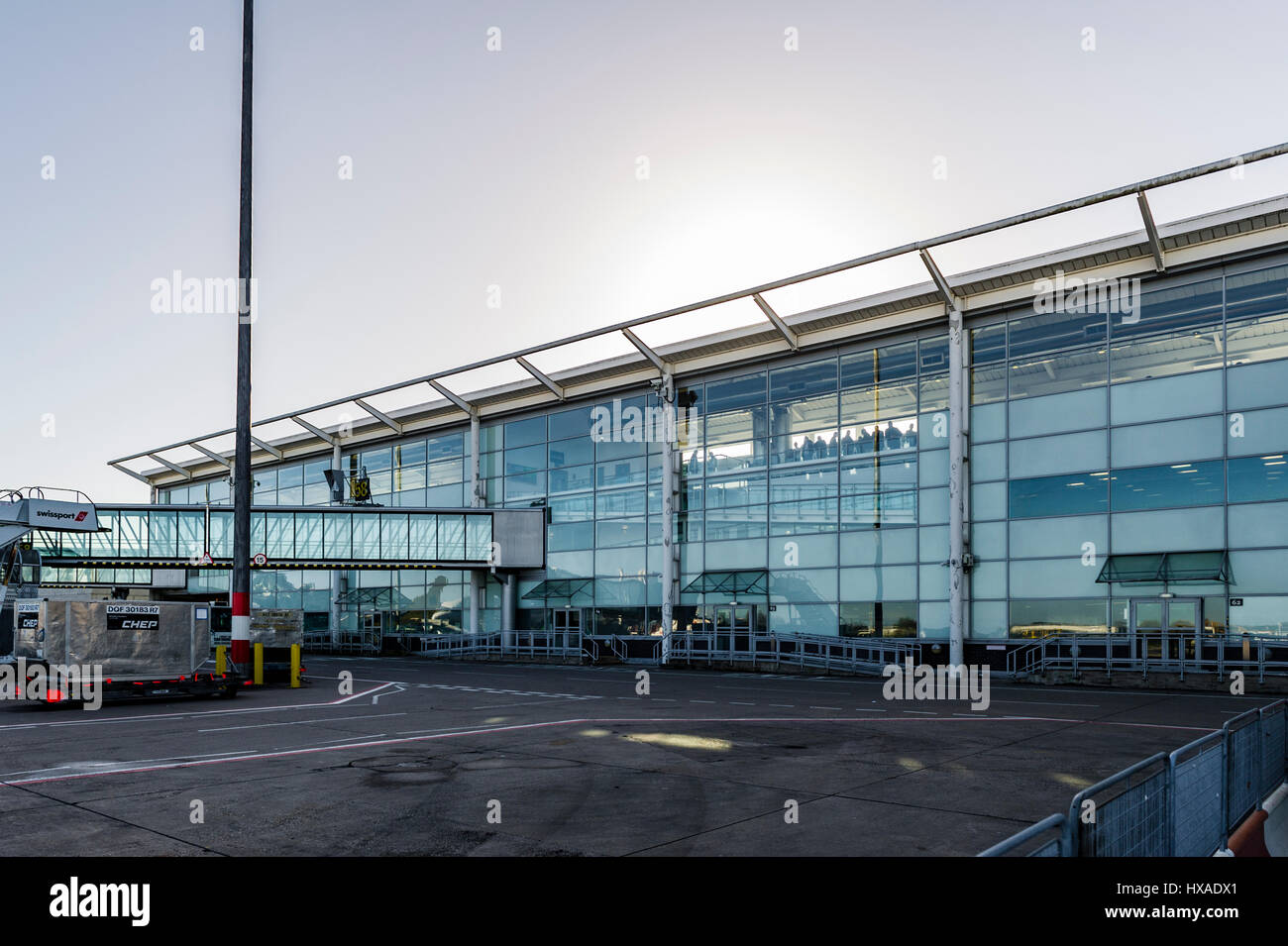 El edificio de la terminal del aeropuerto en el aeropuerto de Birmingham, Reino Unido con espacio de copia. Foto de stock