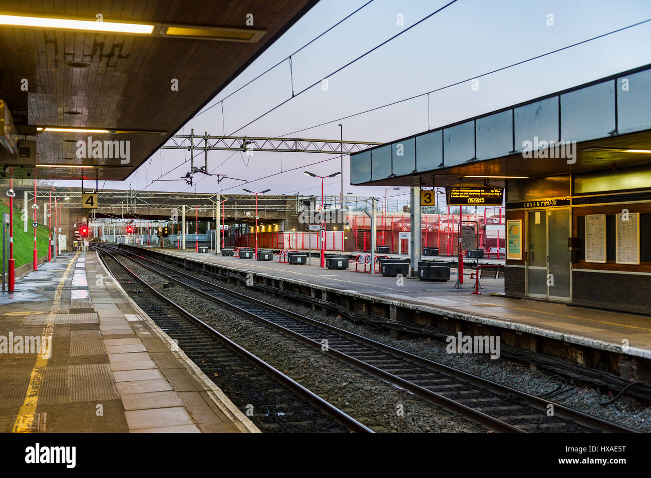 Estación de tren de Coventry, Reino Unido en un día de semana por la mañana con espacio de copia. Foto de stock