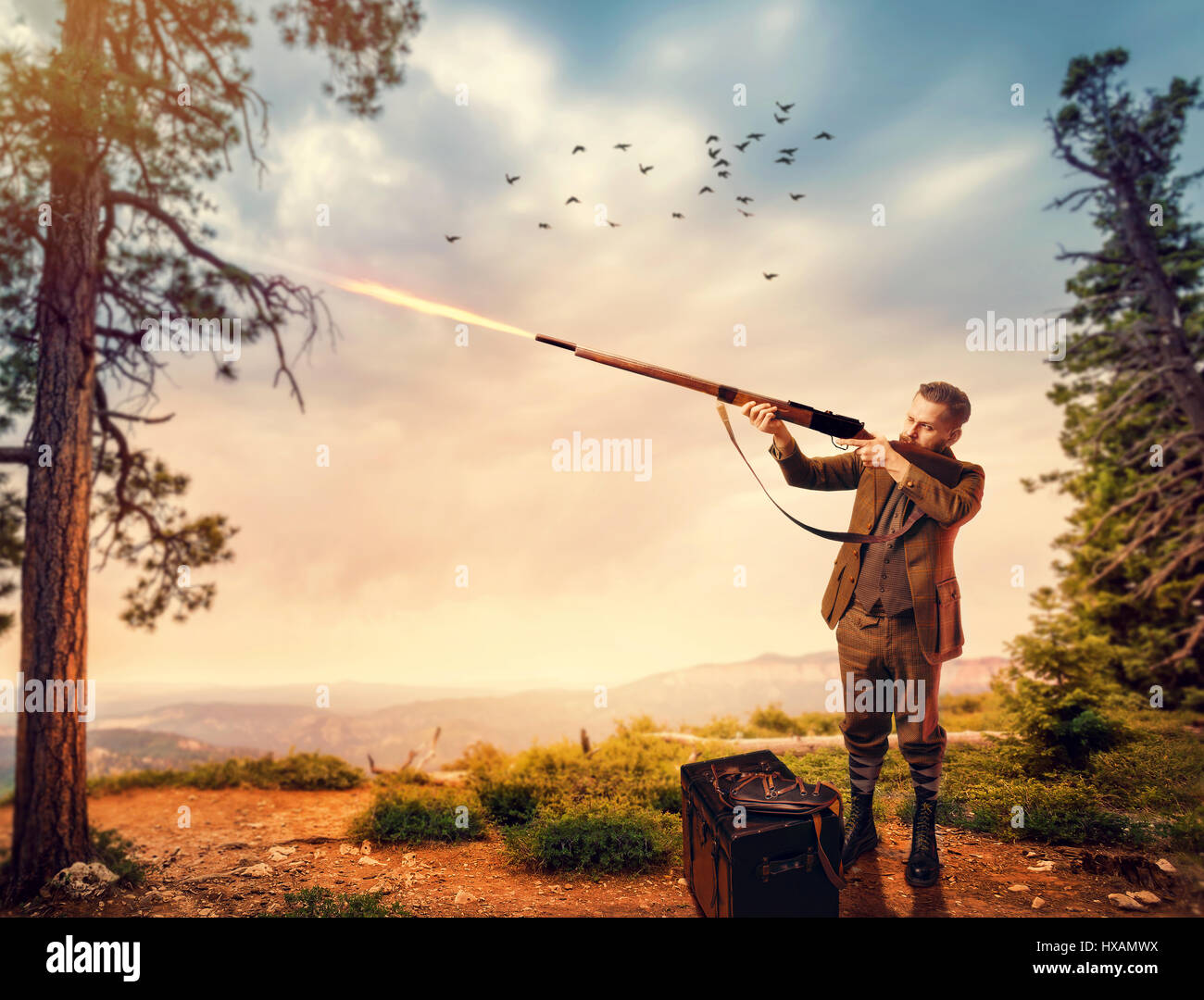 Duck hunter hombre en vintage ropa de caza apunta un viejo rifle en el bosque. Hunt arma antigua, de estilo de vida Foto de stock