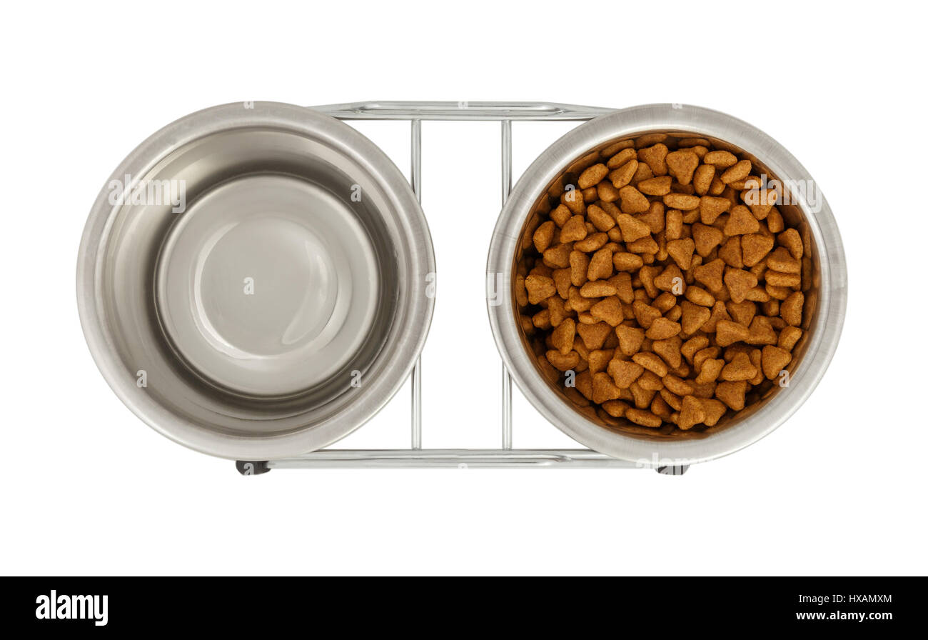 Dos recipientes de metal para perros y gatos en un stand. Vista desde  arriba. Se llena un tazón con forraje, el segundo - con agua Fotografía de  stock - Alamy