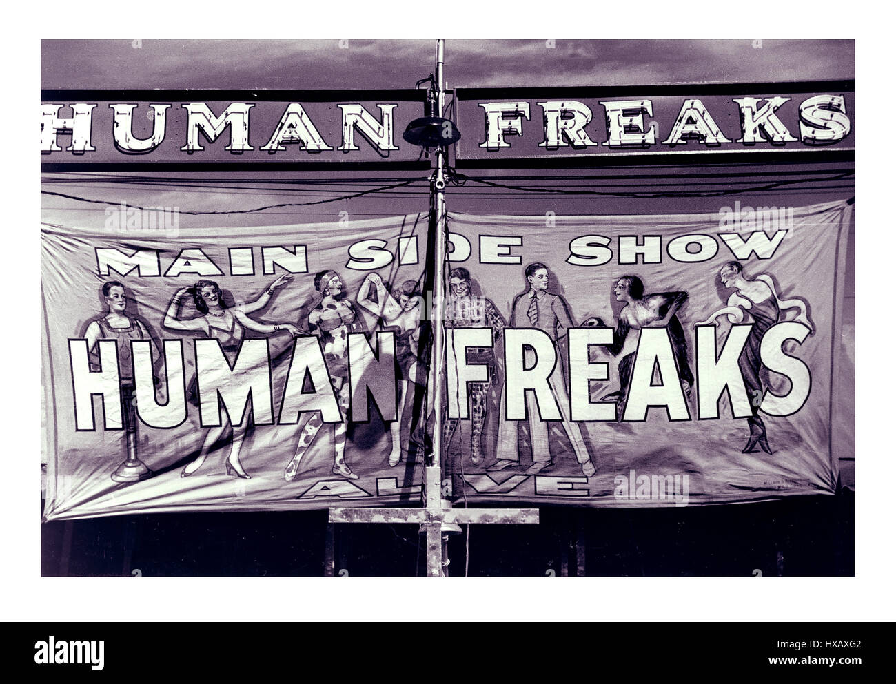 Vintage freak ilustración 1941 Una 'freak show' la ilustración al lado de una tienda de campaña en el Rutland Fair en Rutland, Vermont. Foto de stock