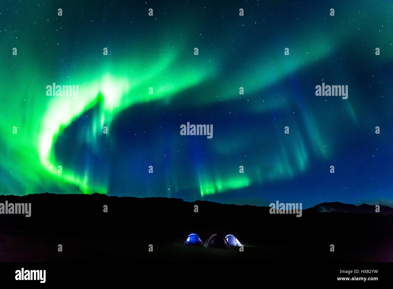 Impresionante aurora camping en Islandia en verano Foto de stock