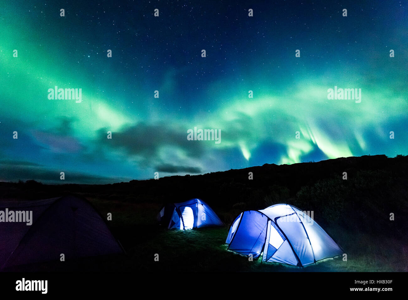 Campamento con las luces del norte en Islandia en verano Foto de stock