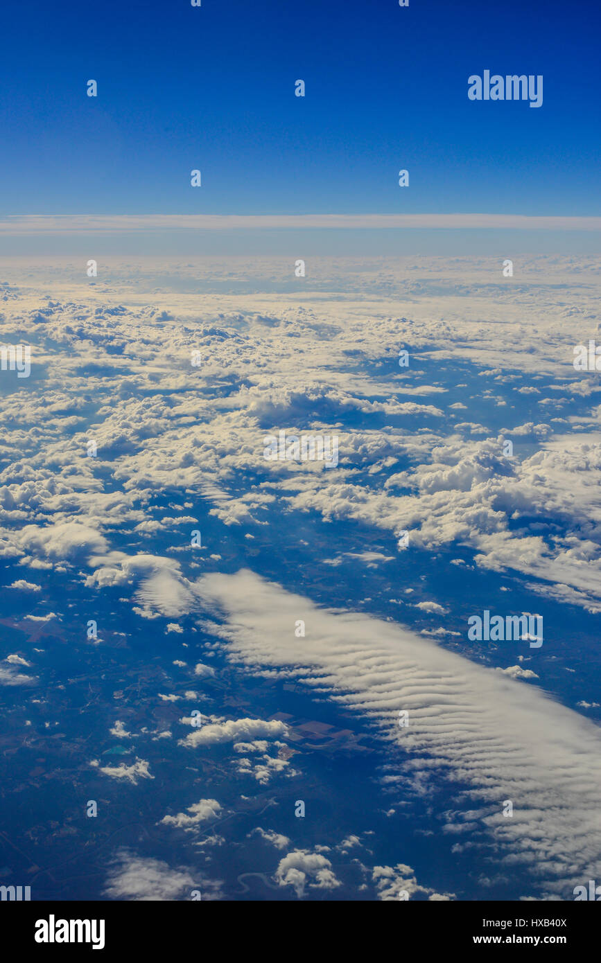 Una vista aérea de las nubes desde la ventanilla de un avión Foto de stock