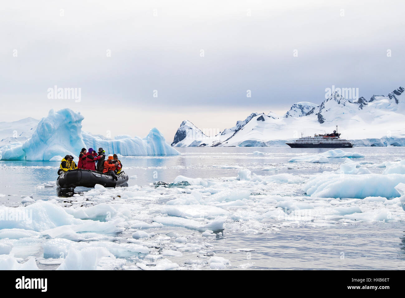 La Antártida los turistas en zodiac entre iceberg antártico. Foto de stock
