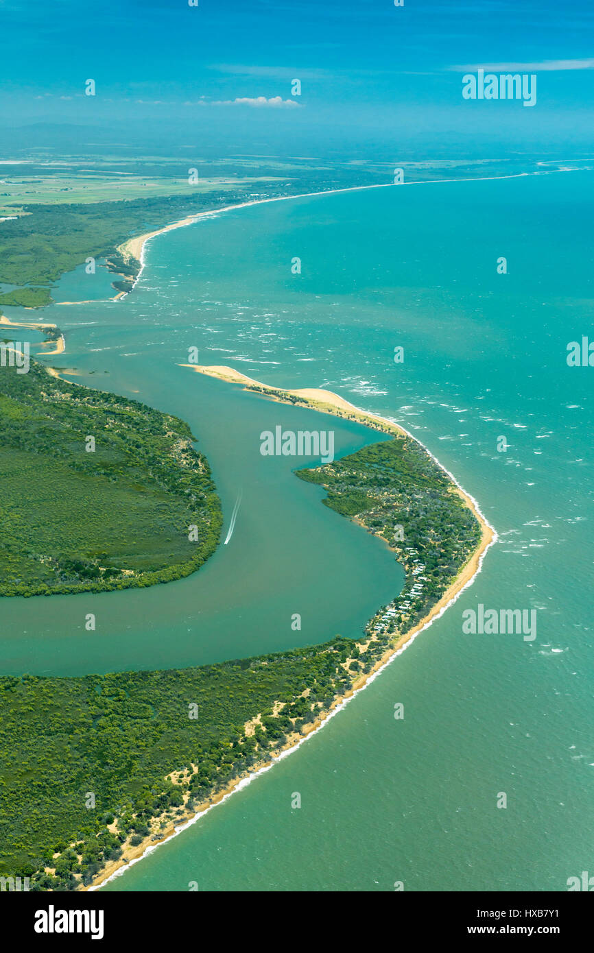Vista aérea de Barubbra Island Conservation Park y cerca de la entrada de Bundaberg, Queensland, Australia Foto de stock
