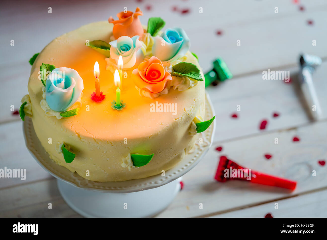 Hermoso pastel de cumpleaños listo para soplar las velas Fotografía de  stock - Alamy