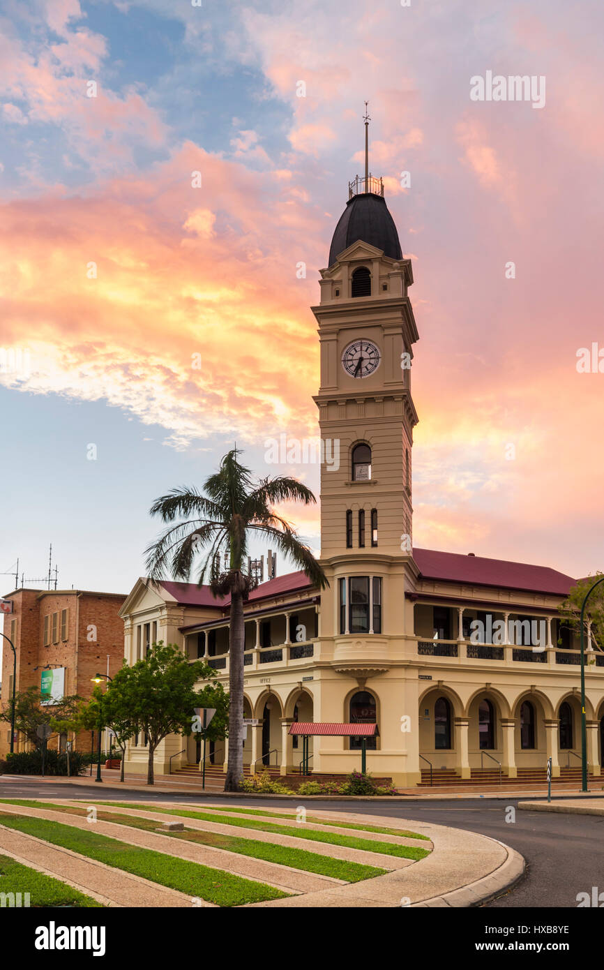 Vista de la puesta de sol de la oficina de correos de Bundaberg y torre del reloj. Bundaberg, Queensland, Australia Foto de stock