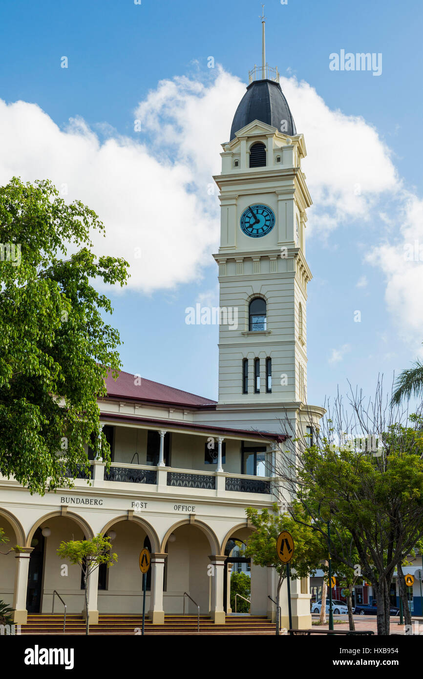 La oficina de correos de Bundaberg y torre del reloj. El edificio histórico, construido en 1891, está situado en la esquina de las calles Barolin Bourbong & en el centro de la ciudad Foto de stock