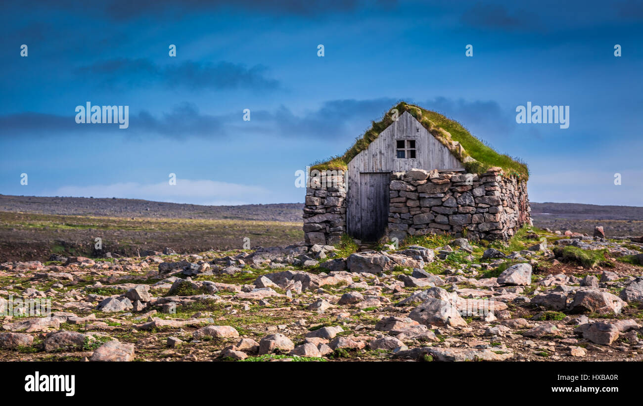 Cabaña de piedra en el medio de la nada en Islandia Fotografía de stock -  Alamy