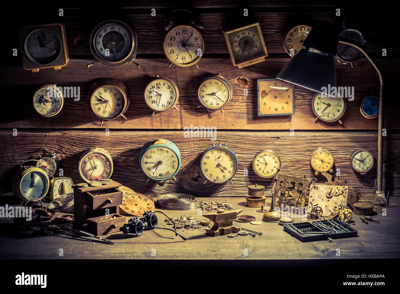 El taller del relojero con relojes dañados Foto de stock