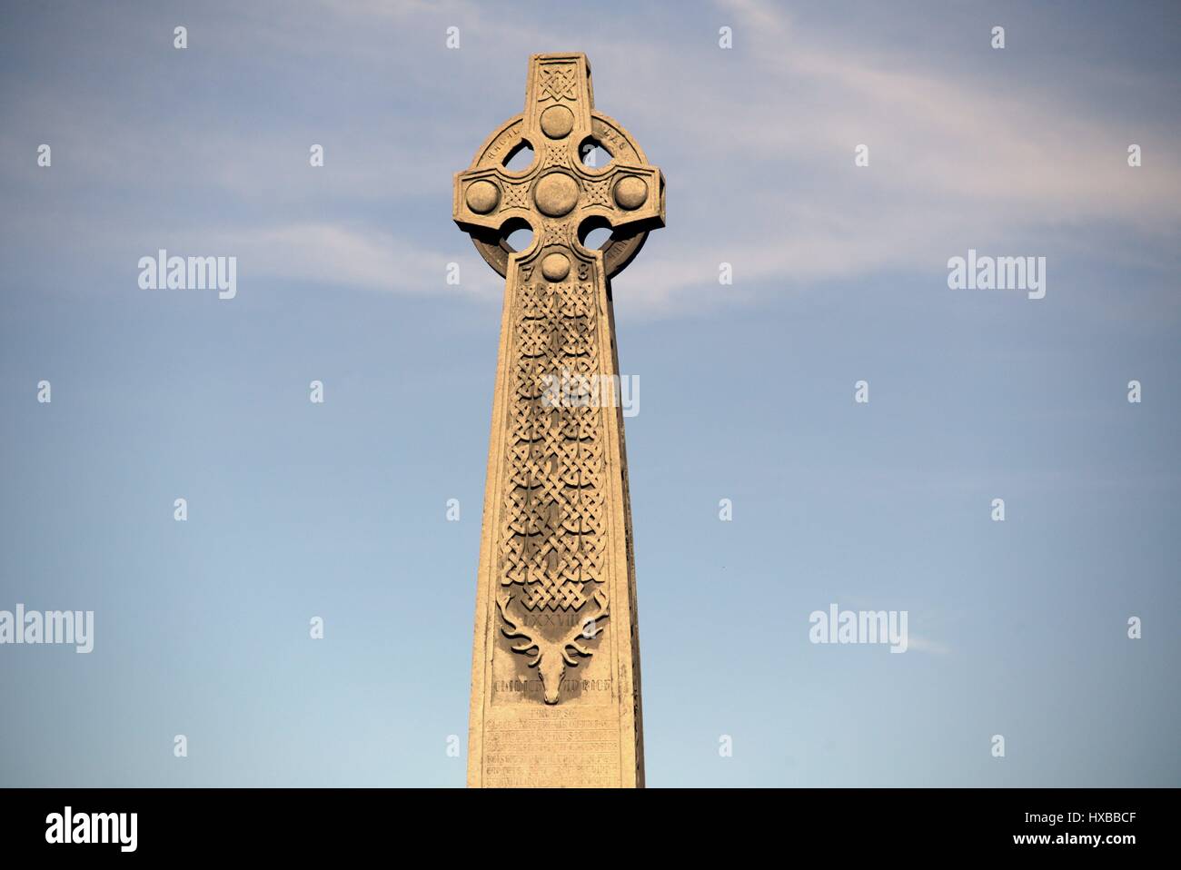 Cruz celta de la explanada del Castillo de Edimburgo 78Highlanders Memorial Foto de stock