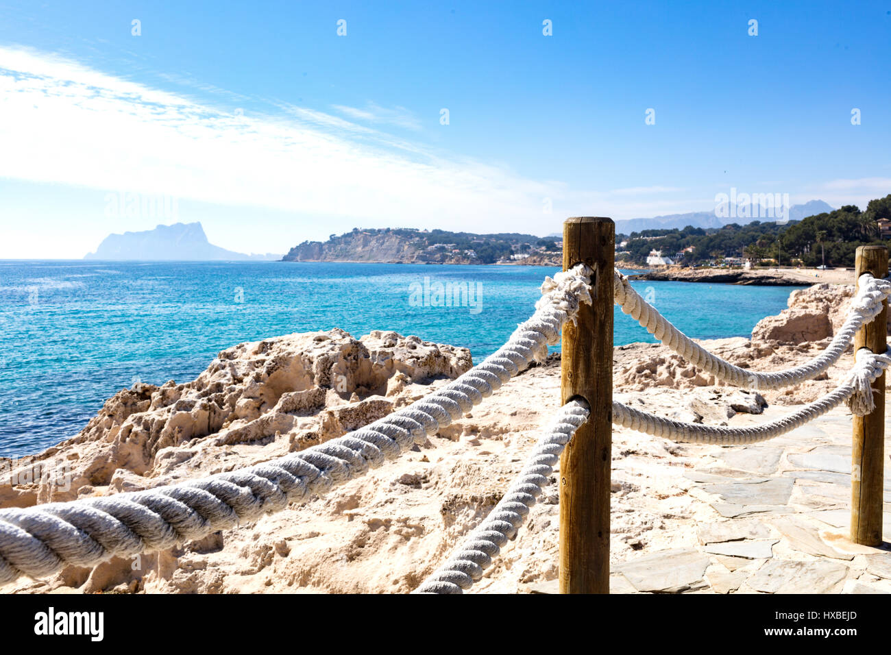 Costa mediterránea acaba de ir a dar un paseo escuchando las olas y sintiendo el sol. Foto tomada desde el paseo de moraira Foto de stock