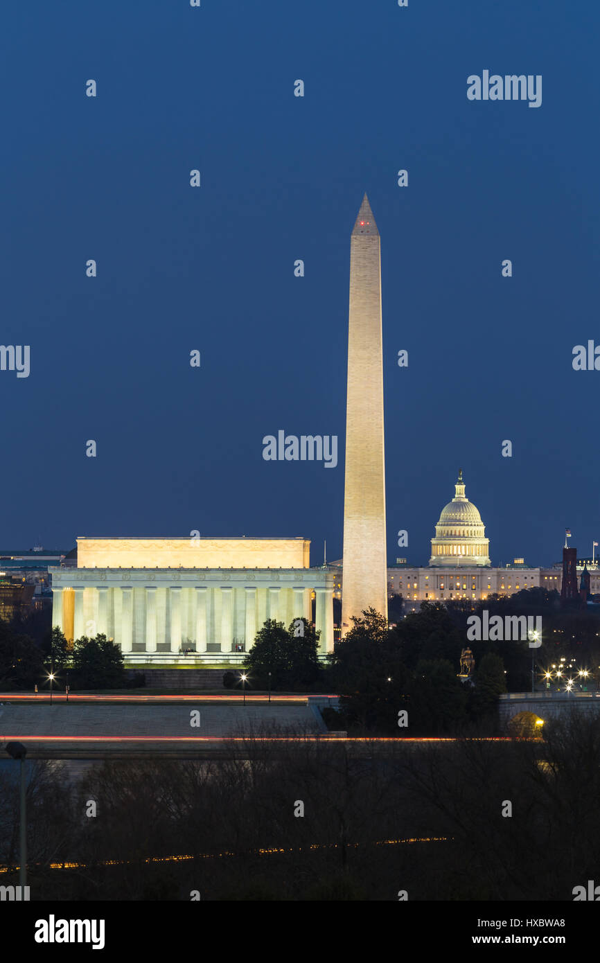 El Monumento a Lincoln, el Monumento a Washington y el Capitolio estadounidense iluminada durante el crepúsculo vespertino en Washington, DC. Foto de stock