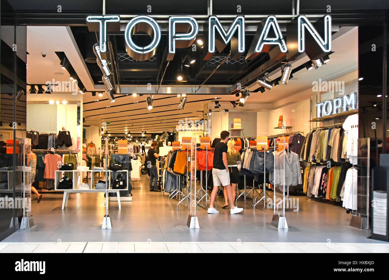 Los compradores en Arcadia Grupo Topman ropa tienda de ropa y moda para  hombres tienda en un centro comercial en el centro comercial de Lakeside  Intu \