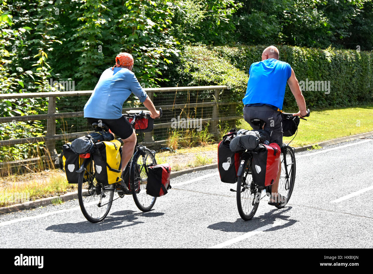 Par de ciclismo de carretera en inglés sobre ciclo ruta de bicicleta a