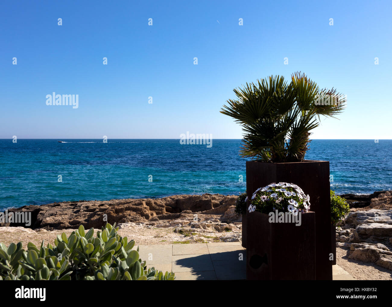 Costa mediterránea acaba de ir a dar un paseo escuchando las olas y sintiendo el sol. Foto tomada desde el paseo de moraira Foto de stock