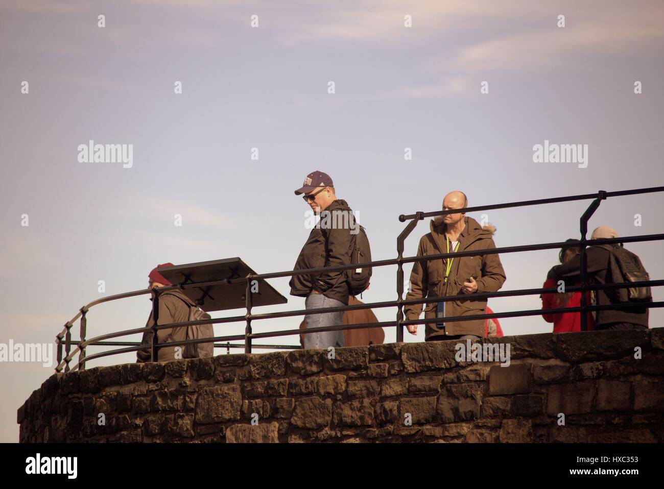 Castillo de Edimburgo multitudes de turistas en un día soleado, explorar el interior de las paredes Foto de stock