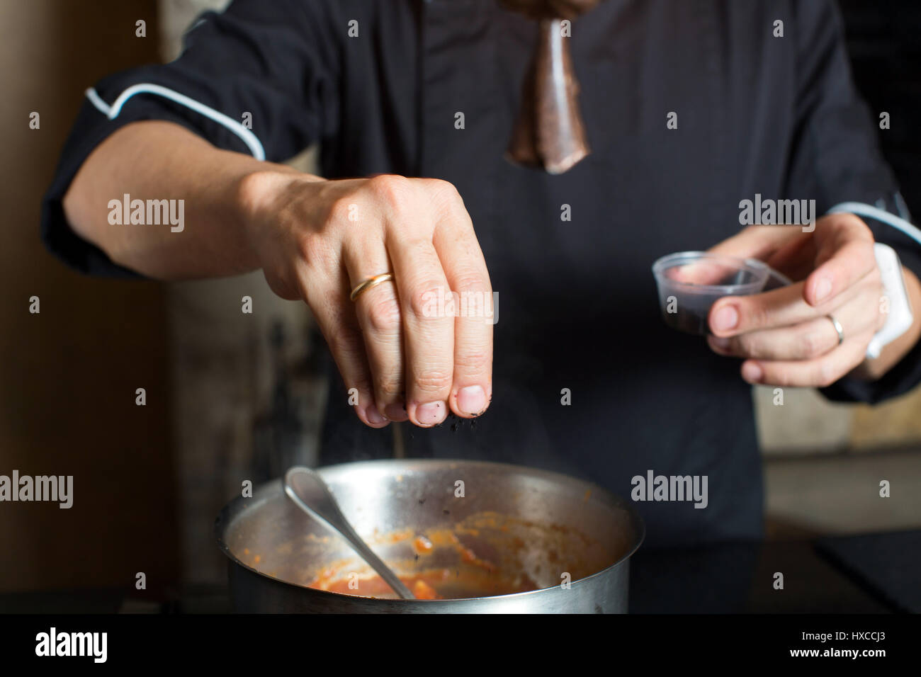 Chef hacer comida Foto de stock