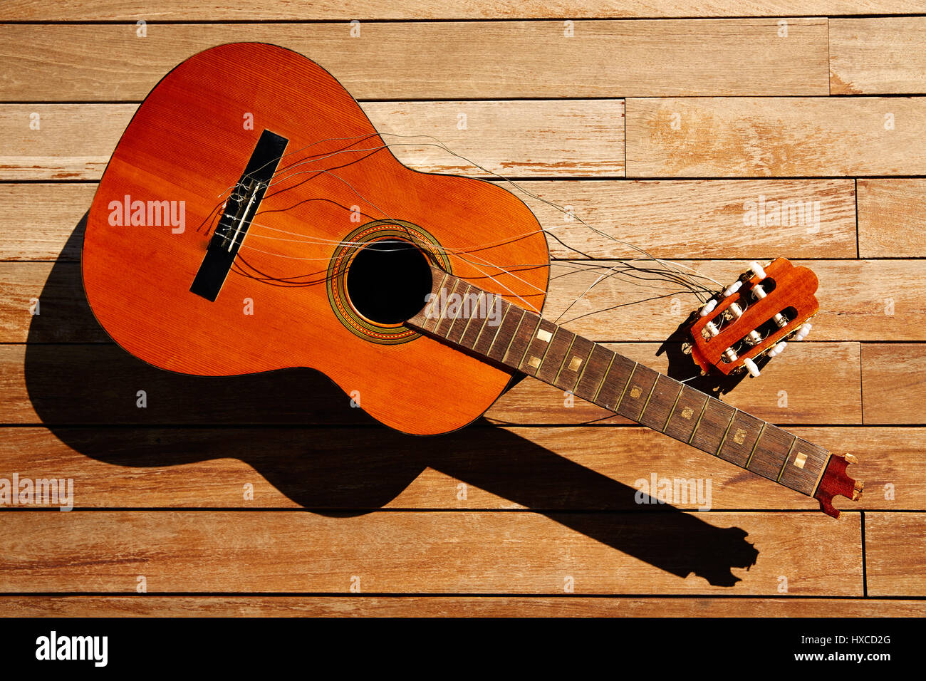 Roto el cuello de la guitarra española en el piso de la plataforma de madera  Fotografía de stock - Alamy