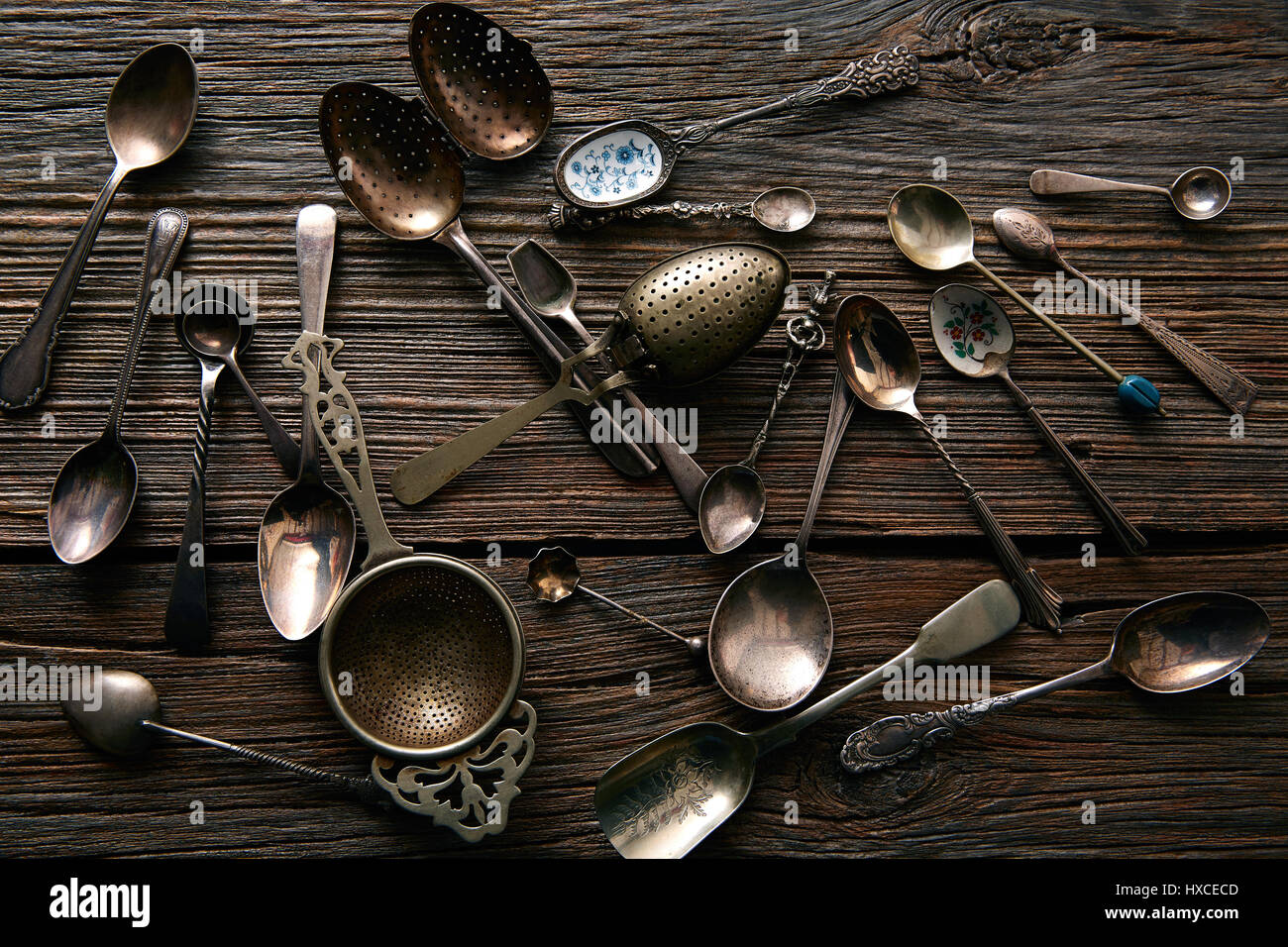 Un Colador de té cuchara usada para hacer un té con hojas de té frescas  Fotografía de stock - Alamy