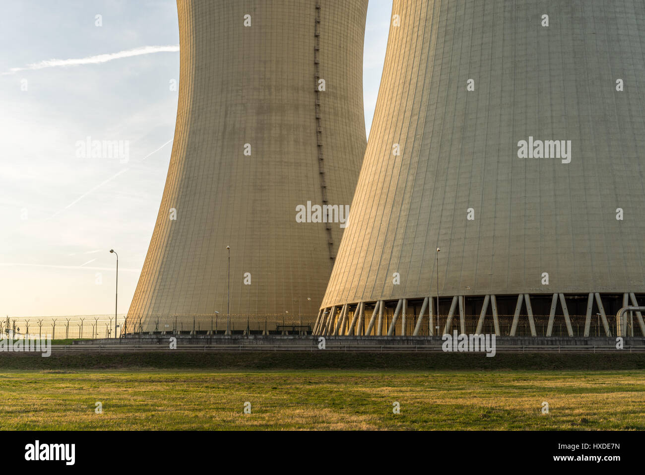Detalle de las torres de refrigeración de las centrales nucleares. Foto de stock