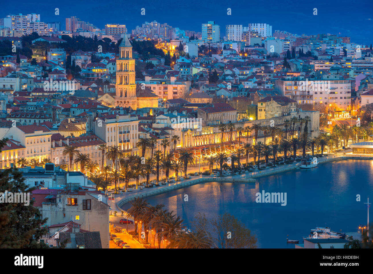 Split. Bonito y romántico casco antiguo de Split durante la hora azul crepúsculo. Croacia, Europa. Foto de stock
