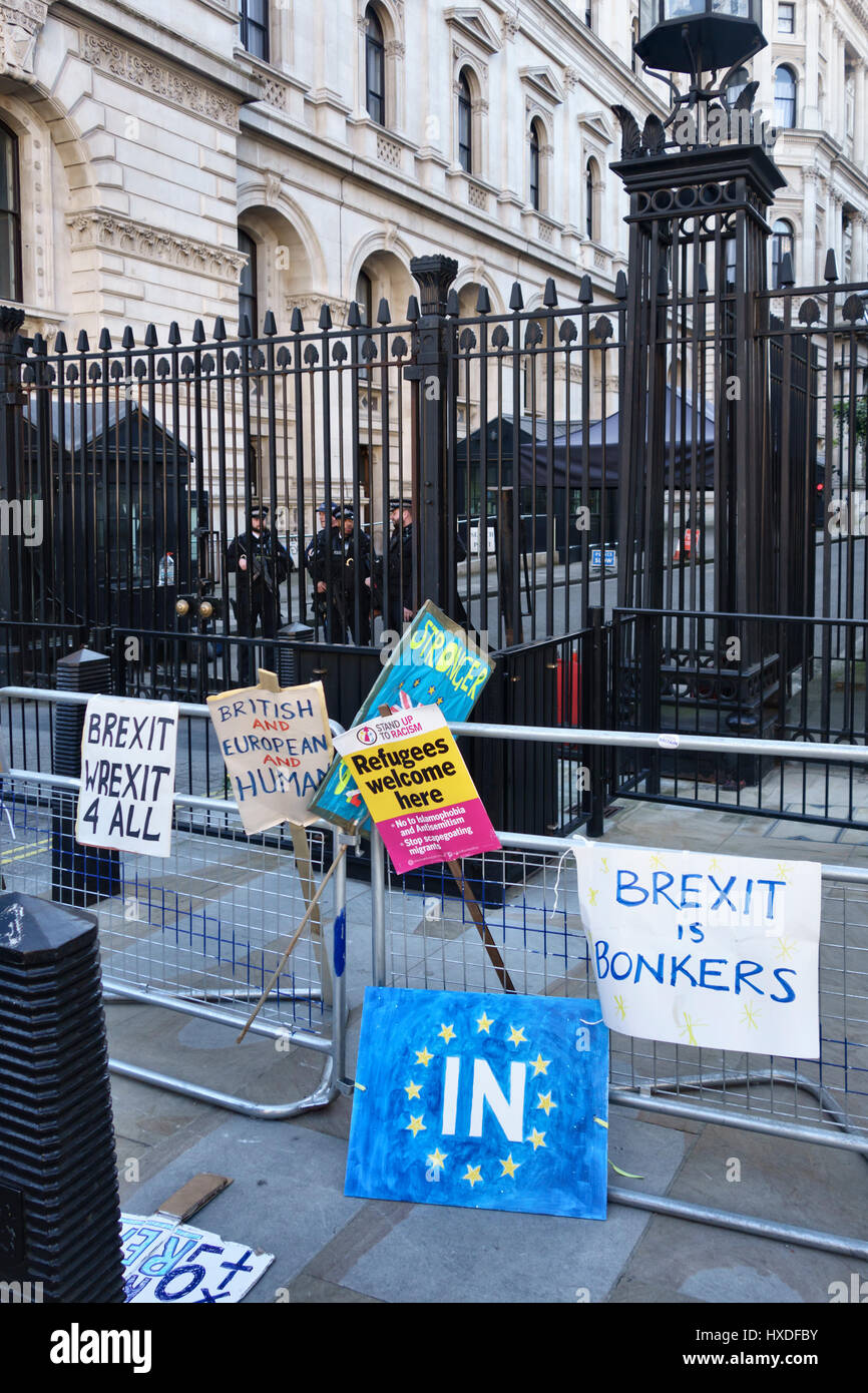 Rótulos y Señales dejadas en la entrada a Downing Street después del pro UE marzo en Londres en el 60º aniversario de la UE (25 de marzo de 2017) Foto de stock