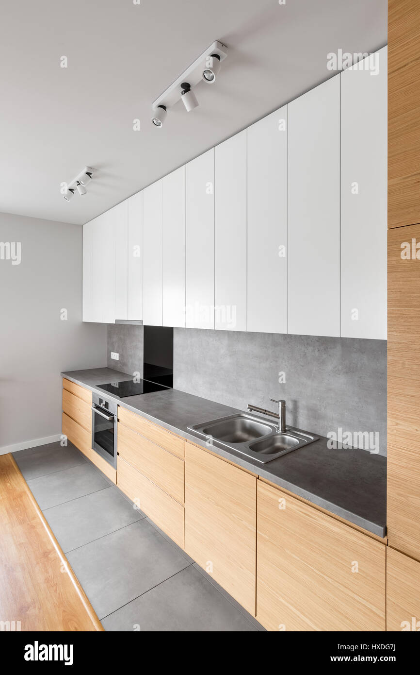 Muebles de cocina contemporánea con encimera de largo, de color gris y  moderno menaje Fotografía de stock - Alamy