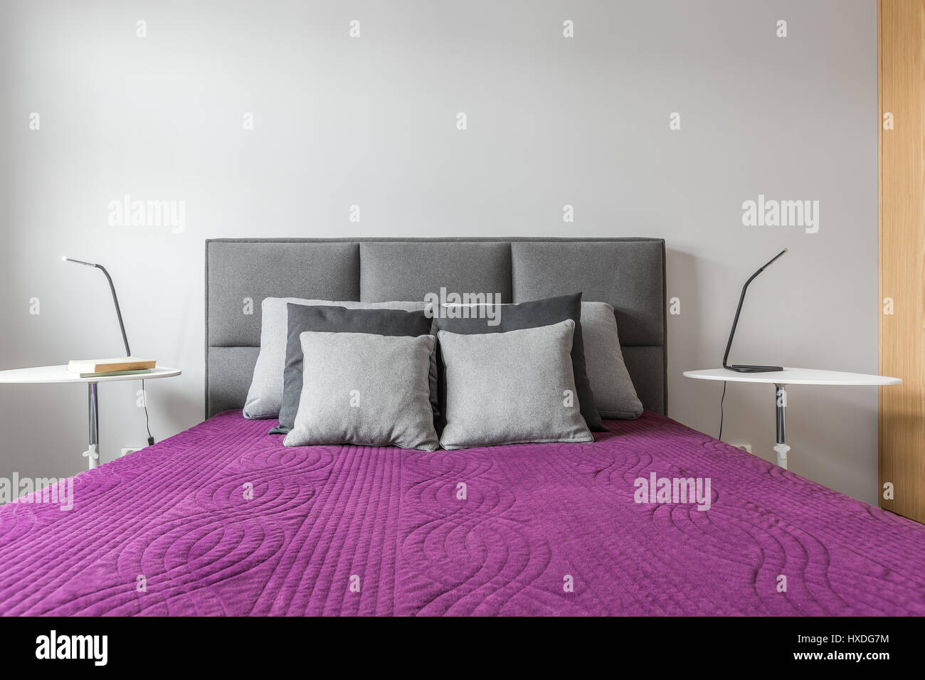Cama con almohadones decorativos gris y bedcover en dormitorio Fotografía de stock - Alamy