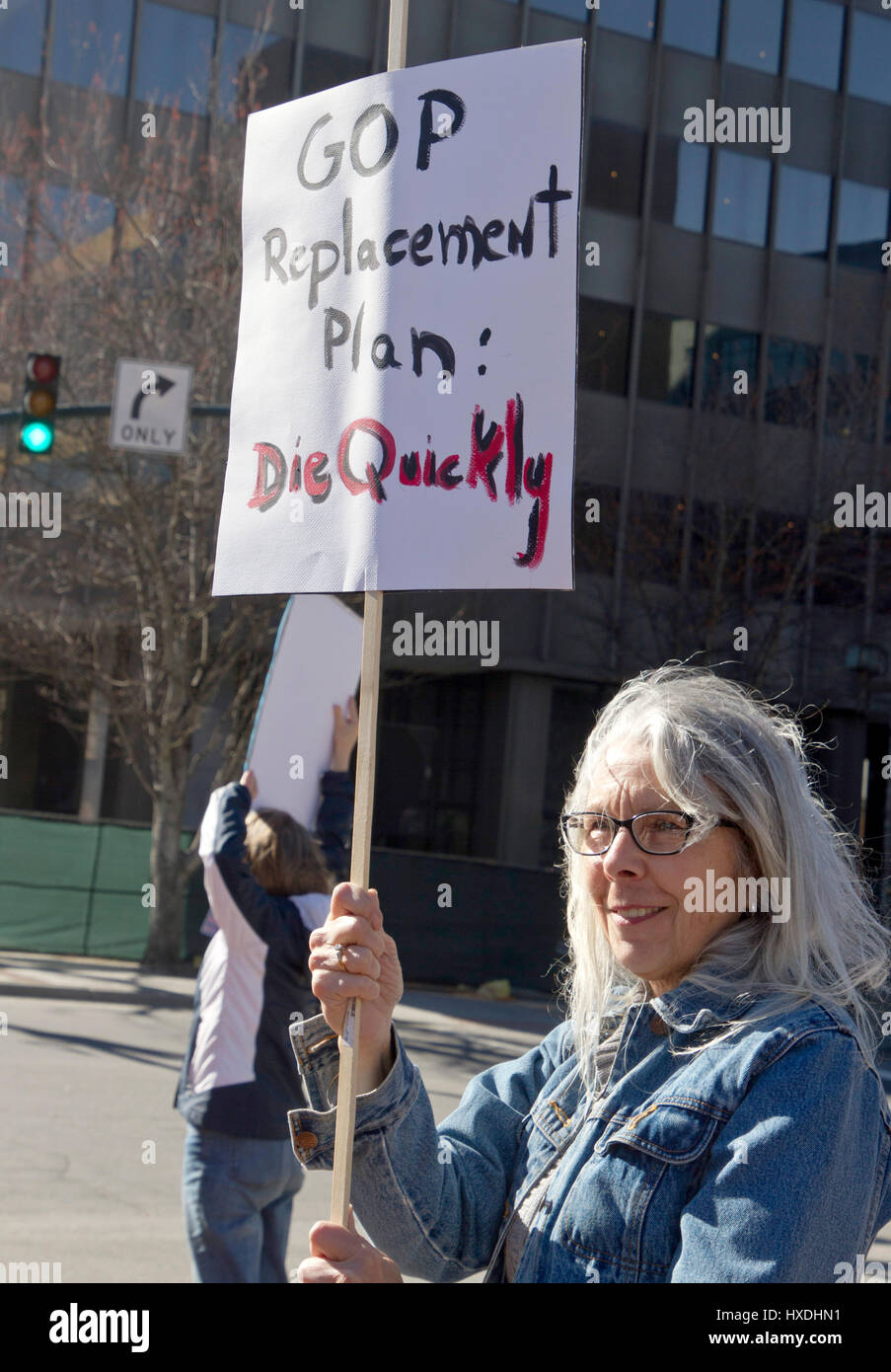En Asheville, Carolina del Norte, EE.UU. - 25 de febrero de 2017: senior activista en una ley de atención asequible rally sostiene un cartel que dice: "plan de sustitución de GOP: Foto de stock