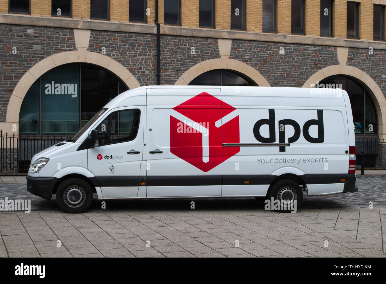 DPD: camión de entrega pintada en colores DPD Foto de stock