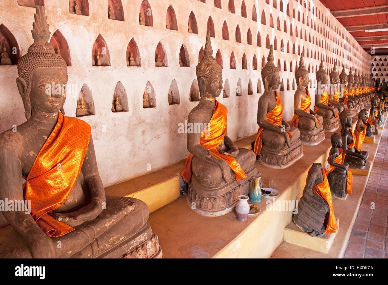 Budas en Wat Sisaket Monasterio Budista en Vientiane, Laos. Foto de stock