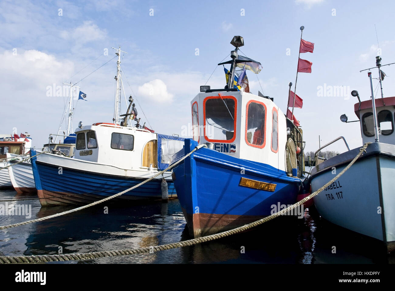 La pesca de arrastre en el puerto, Fischkutter im Hafen Foto de stock