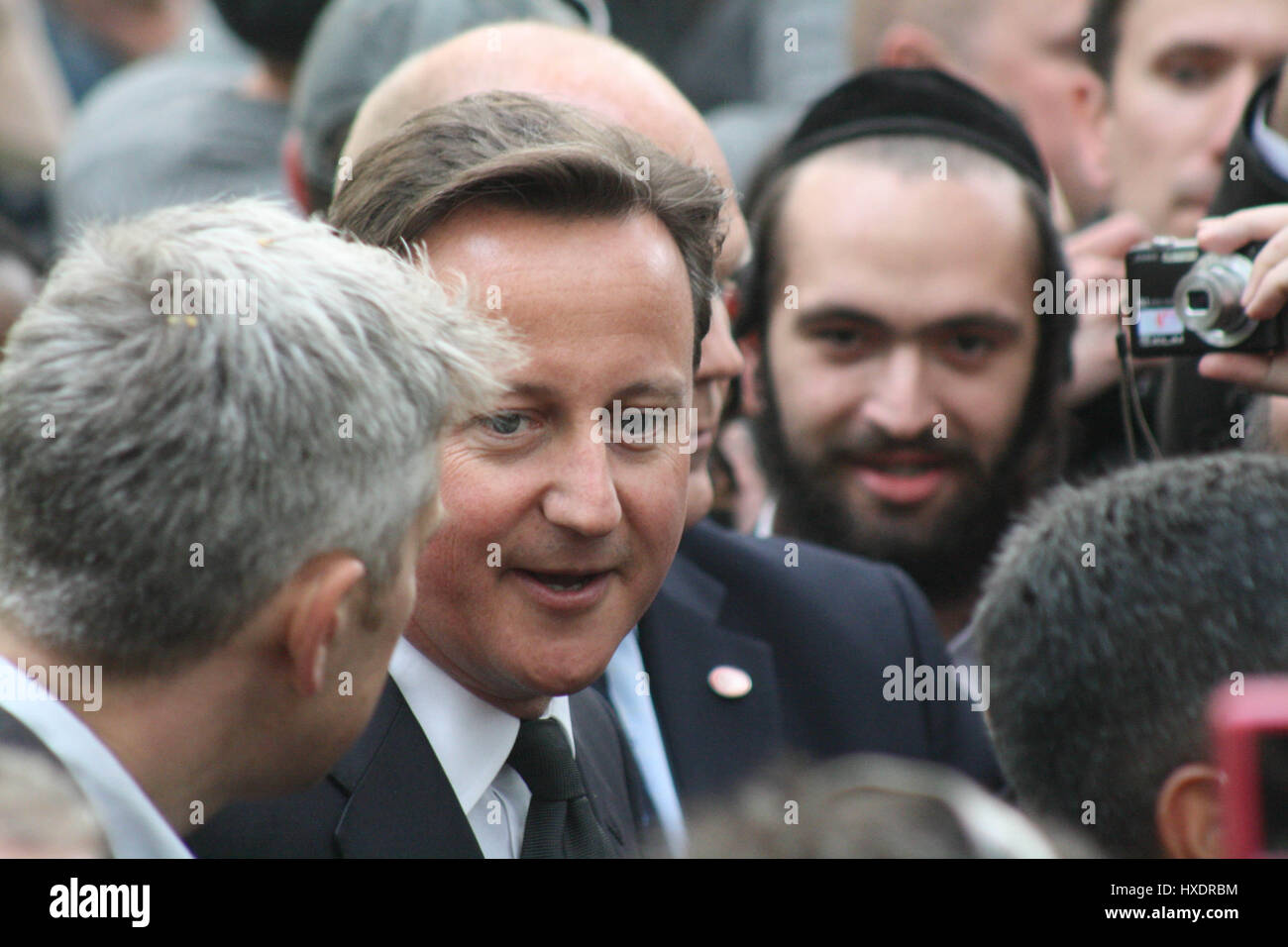 DAVID CAMERON, Primer Ministro el 28 de abril de 2011 el centro comercial de Londres, Inglaterra Foto de stock