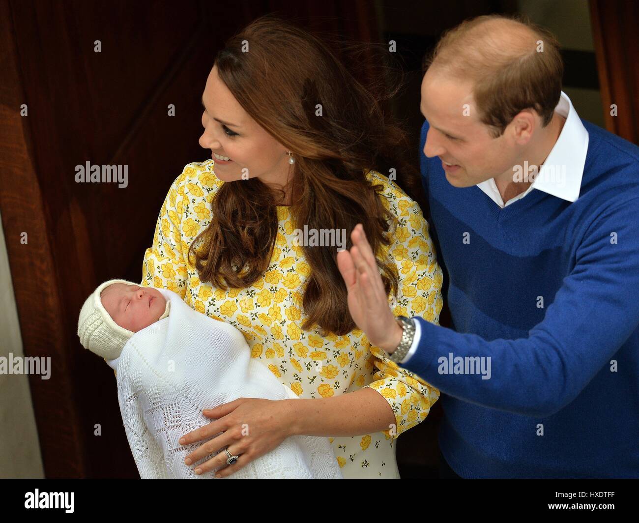La Duquesa y el duque de Cambridge posee la princesa de Cambridge llamado Princesa Charlotte ELIZABETH DIANA S.A.R. la Princesa Charlotte de C Foto de stock