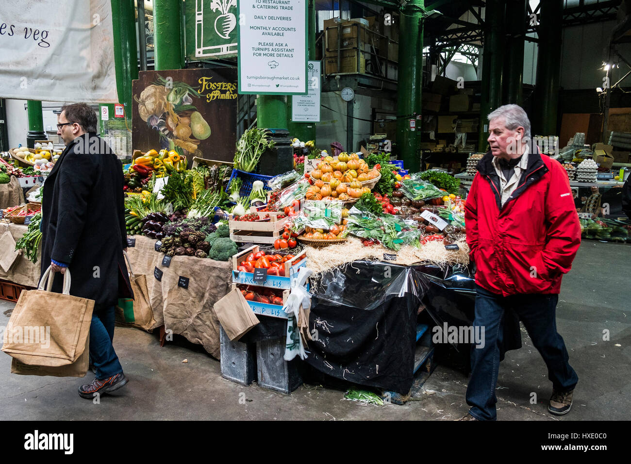 El mercado Borough Market Mostrar vegetales frescos alimentos saludables a los compradores clientes personas Foto de stock