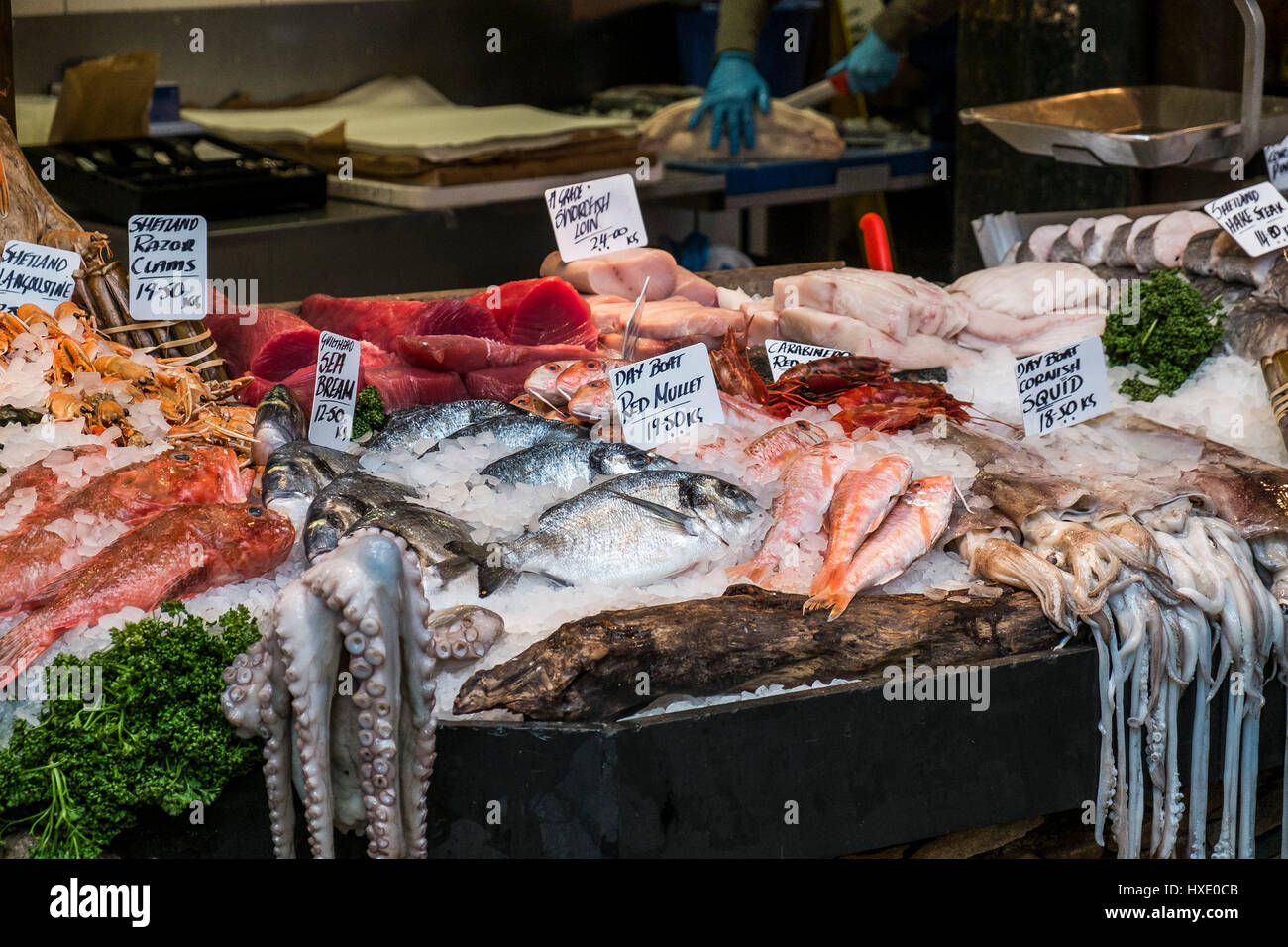 Interior del mercado de Borough Pescadería pescado mostrar signos Variedad Tarifas Turismo Londres Foto de stock