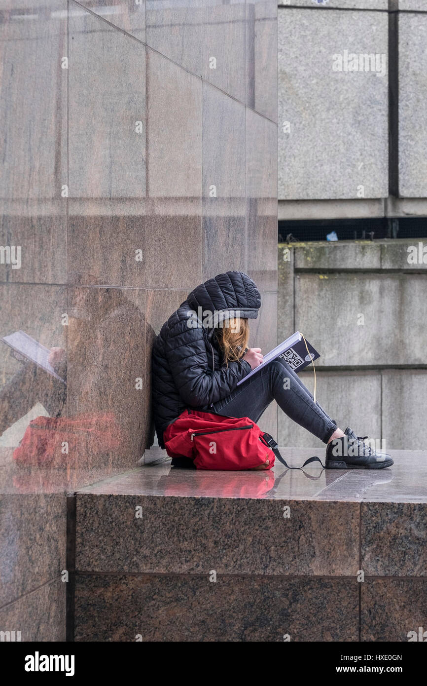 Chica sentada sola Escritura aislada hembra solitaria Londres Foto de stock