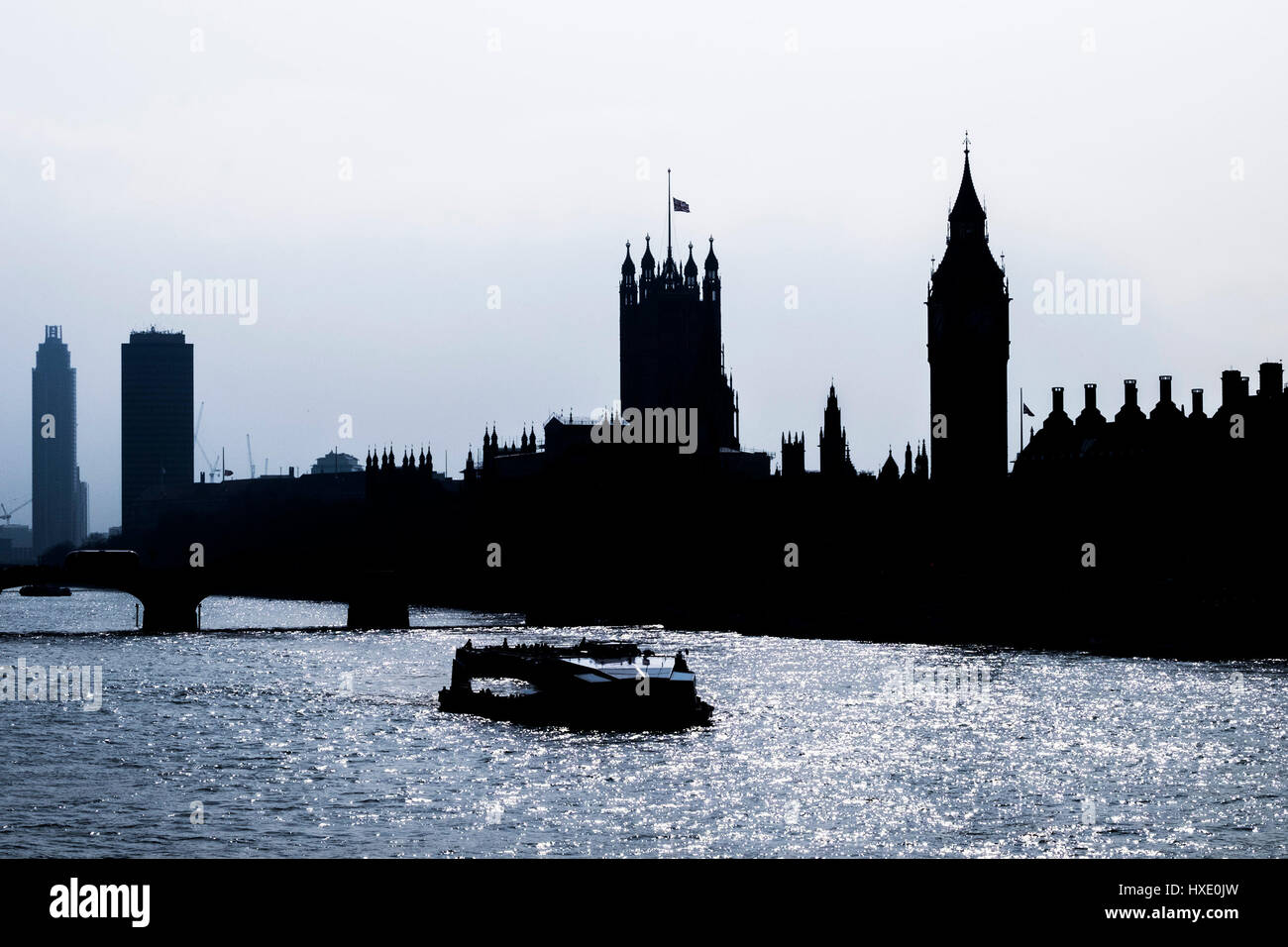 El Parlamento de Westminster silueta skyline londinense Big Ben Río Támesis neblina turbia Foto de stock