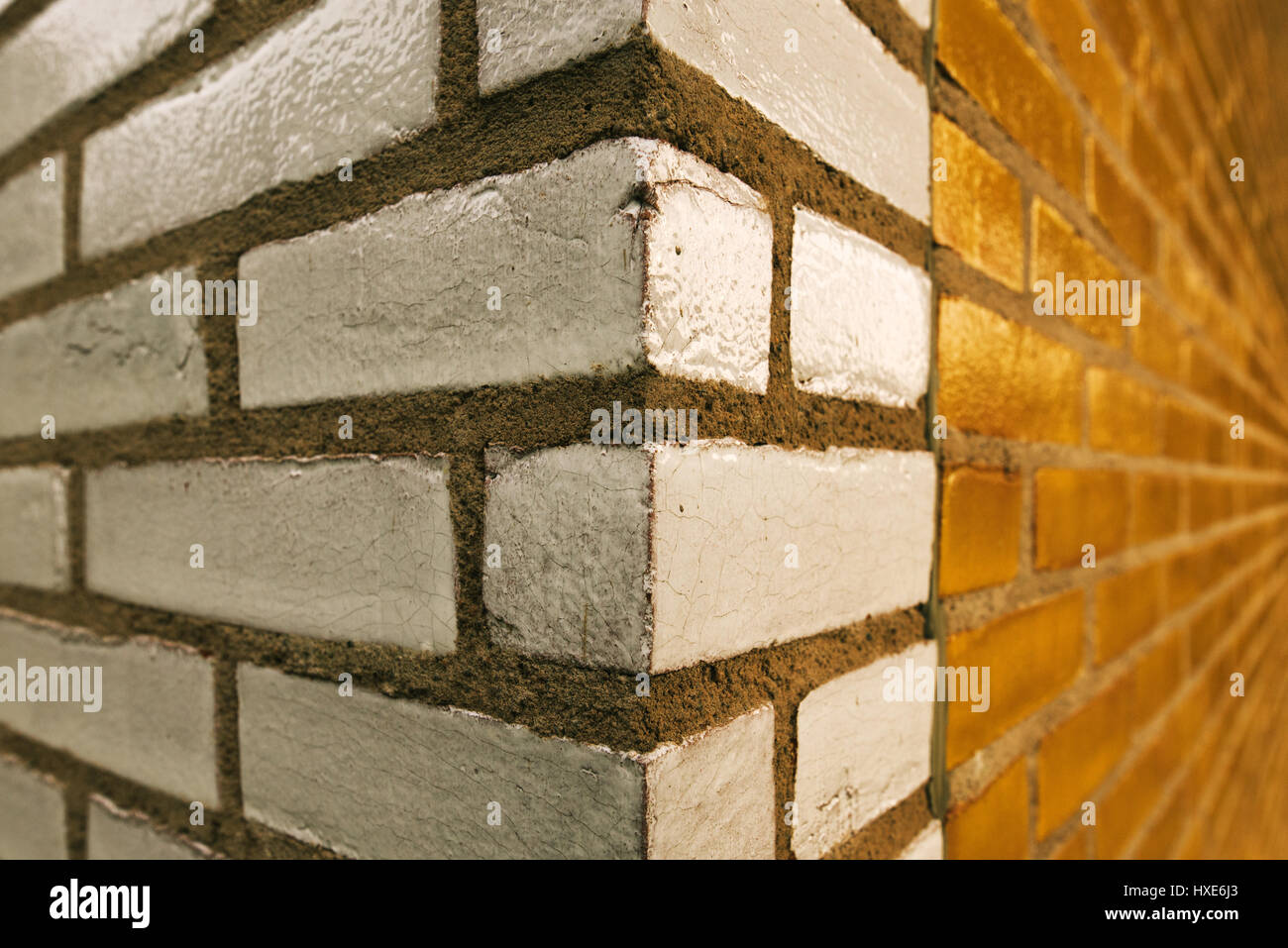 Esquina de pared de ladrillo de la casa, elemento arquitectónico Foto de stock